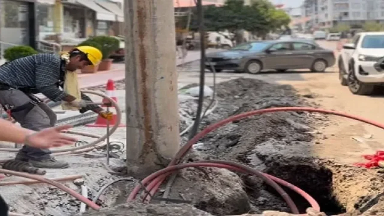 Akyar Caddesi'nde Direkler Yer Altına Alınıyor