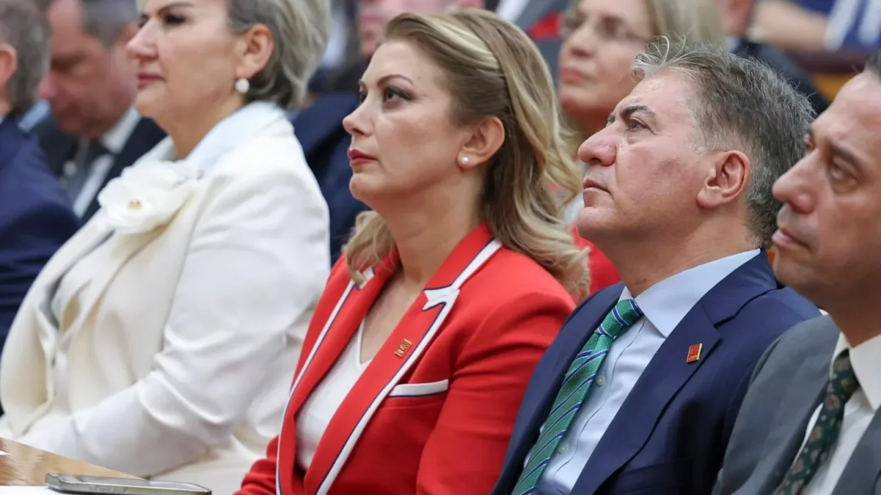 Asu Kaya: Bayraklar 19 Mayıs’a Kadar Asılsın