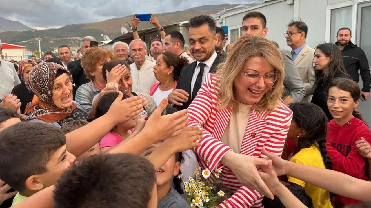 Asu Kaya: Depremzedeleri Yalnız Bırakmayacağız