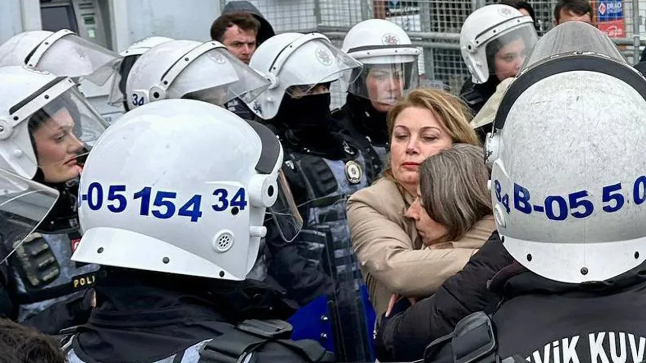 Asu Kaya Gözaltıya Engel Oldu