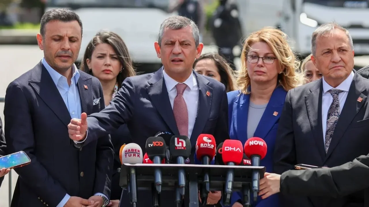 Asu Kaya ve Özgür Özel’den Özdağ’a Destek