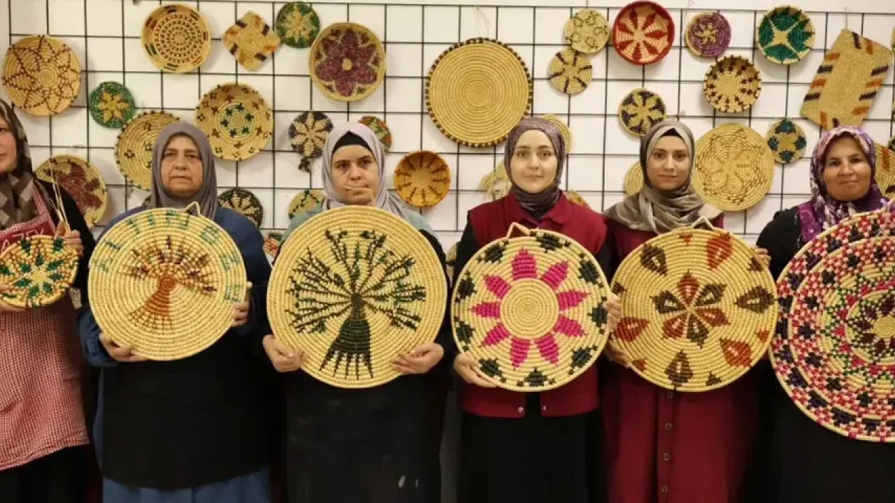 Buğday sapları sanat eserine dönüşüyor
