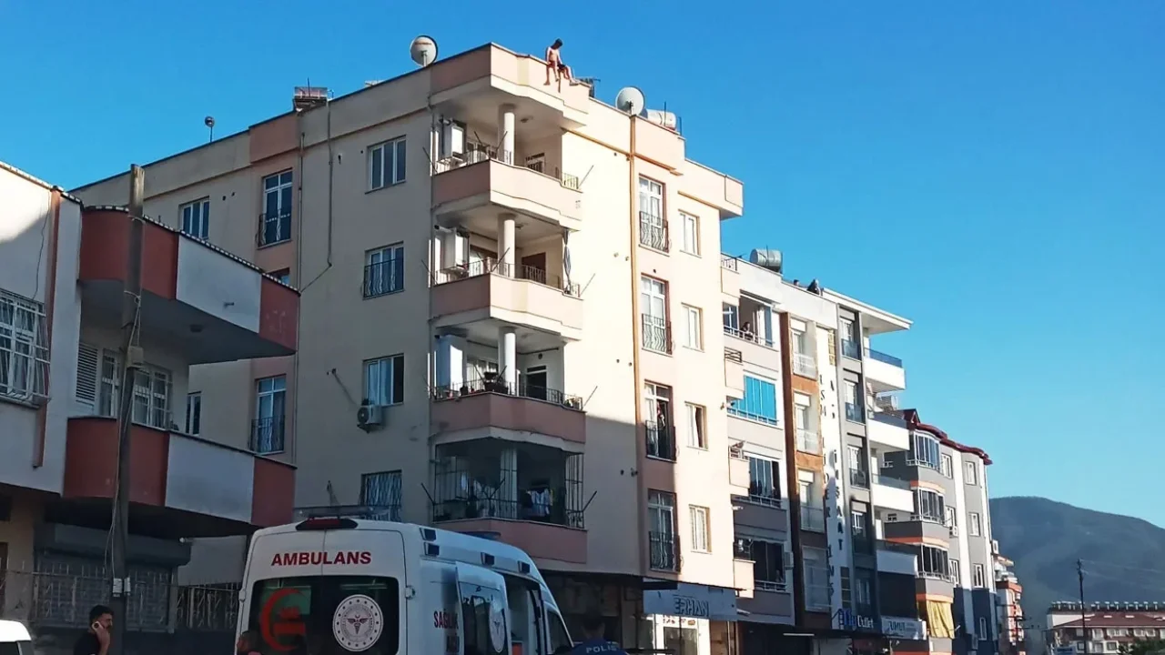 Çatıda İntihar Girişimi, Genç Kız Olay Yerine Geldi