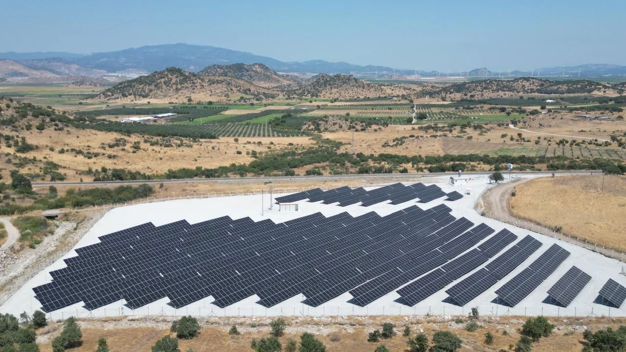Dikili’nin Güneş Enerjisi Santrali Elektrik Üretmeye Başladı