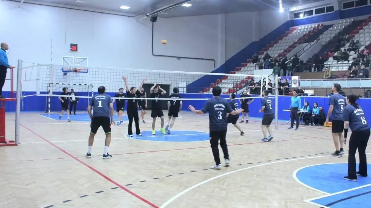 Dumansız Hava Sahası Voleybol Turnuvası Devam Ediyor