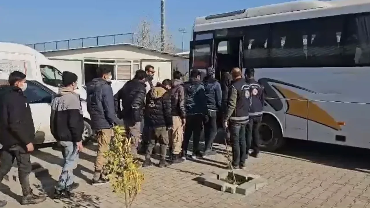 Düzensiz Göç Operasyonu: Osmaniye'de 39 Kişi Sınır Dışı Edildi