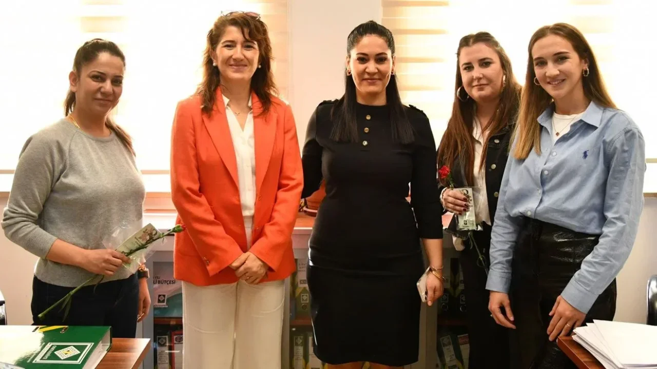 Ebru Çenet'ten Kadın Personellere Karanfilli Jest