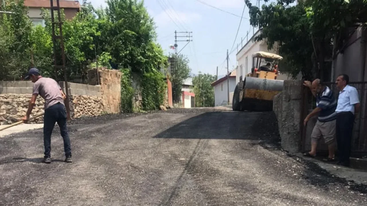 Ellek Beldesi’nde Sıcak Asfalt Çalışmaları Başladı