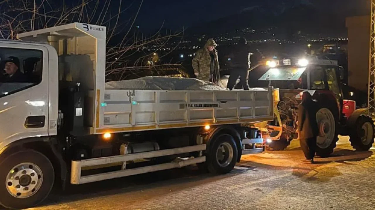 Ellek’te Buzlanmaya Karşı Gece Gündüz Tuzlama