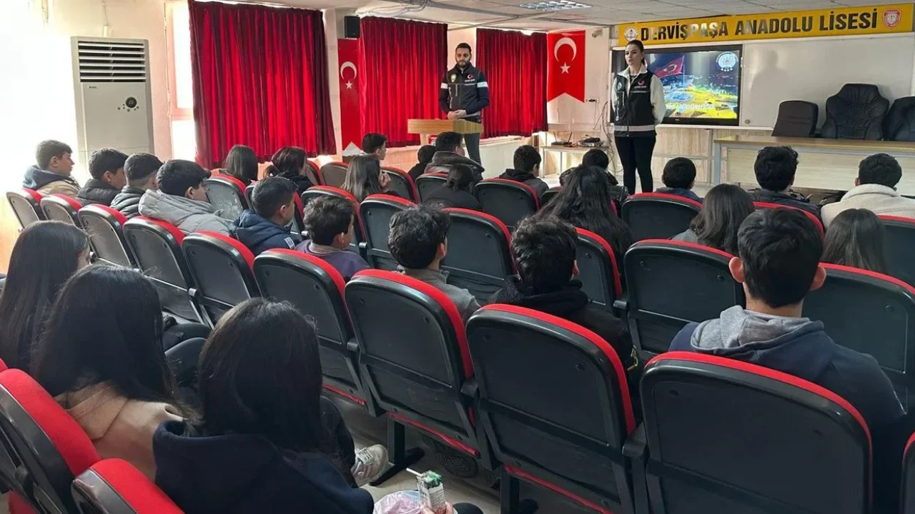 Emniyet, Osmaniye’de Öğrencilere Güvenlik Seminerleri Düzenledi