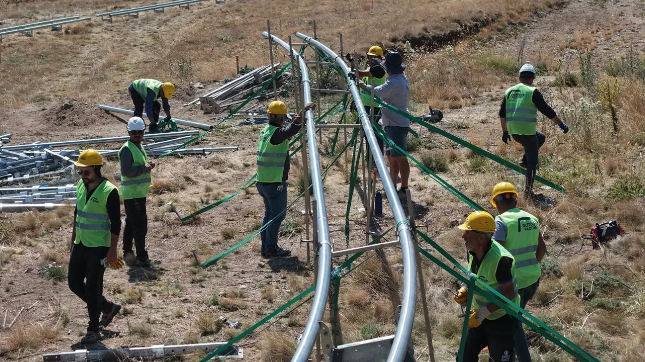 Erciyes'te Dağ Kızağında Raylar Yerine Oturuyor