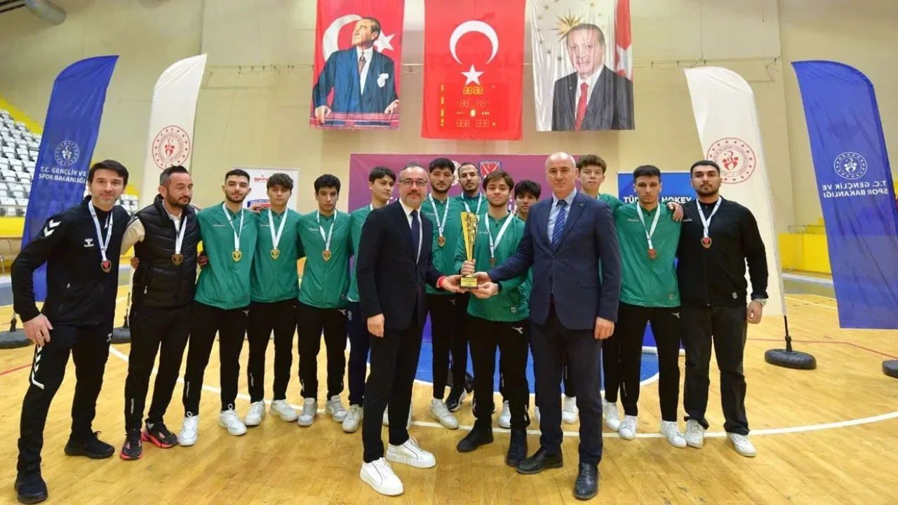 Erkekler Salon Hokeyi 1. Lig Ödülleri Sahiplerini Buldu