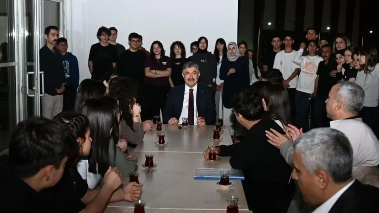 Fen Lisesi Öğrencileri, Vali Erdinç Yılmaz ile İftarda Bir Araya Geldi