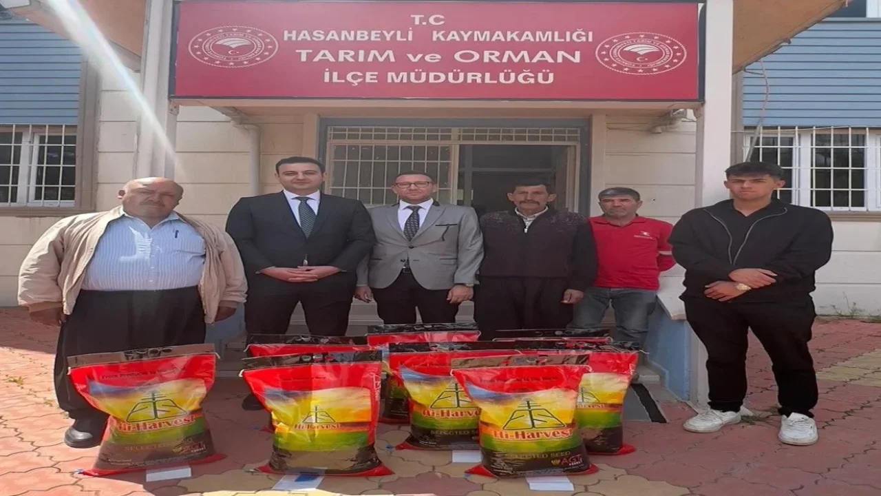 Hasanbeyli’de Çiftçiye Tohum Desteği Verildi