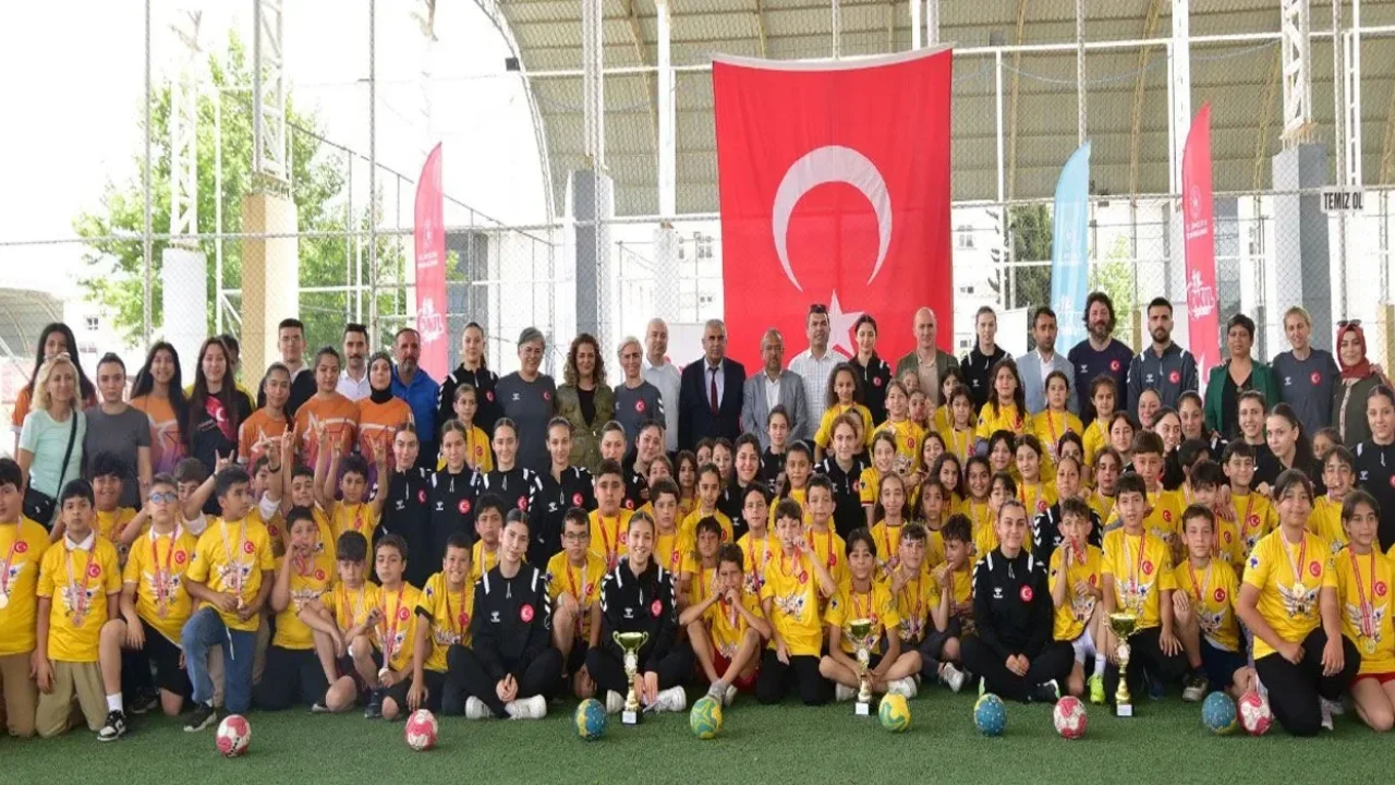 Hentbol Müsabakaları Coşkuyla Tamamlandı