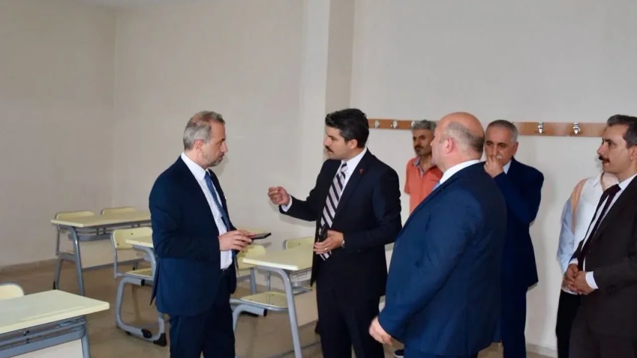 Hopa Kaymakamı Karakaya, okullarda incelemelerde bulundu