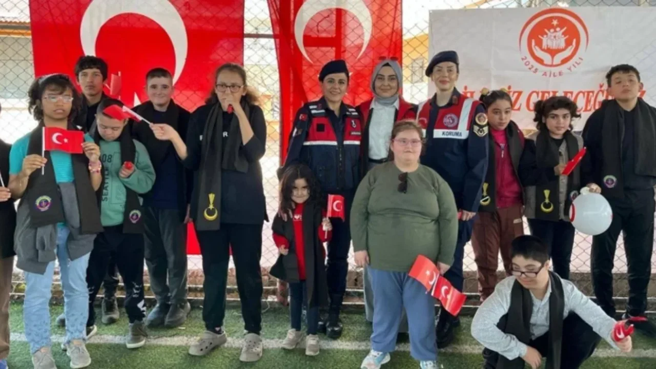 Jandarma, Kadirli’de Öğrencilere Tanıtım Yaptı