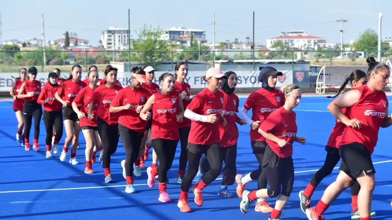 Kadın Hokey Milli Takımı Osmaniye'de Kamp Yapıyor