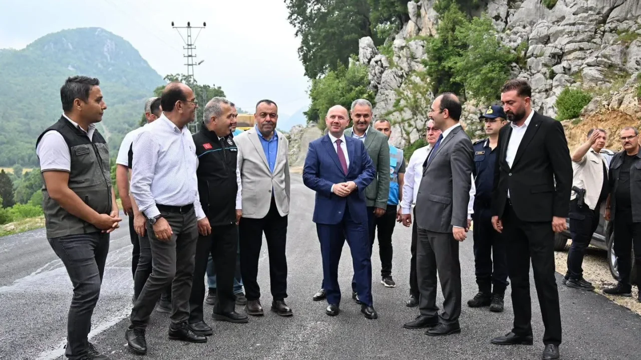 Kadirli’de 10 Kilometrelik Köy Yoluna Sıcak Asfalt