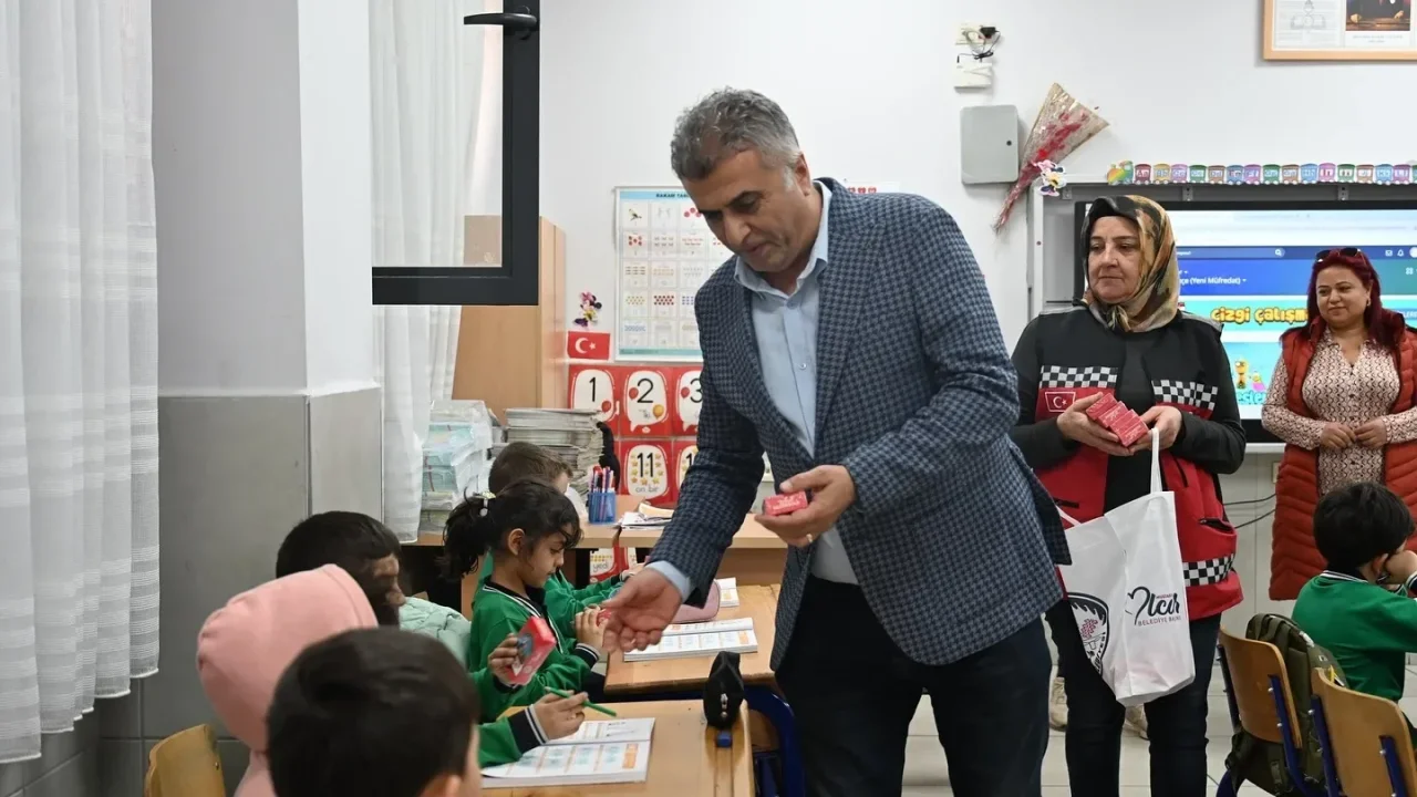 Kadirli’de Dünya Çocuk Hakları Günü’nde Öğrencilere Hediyeler