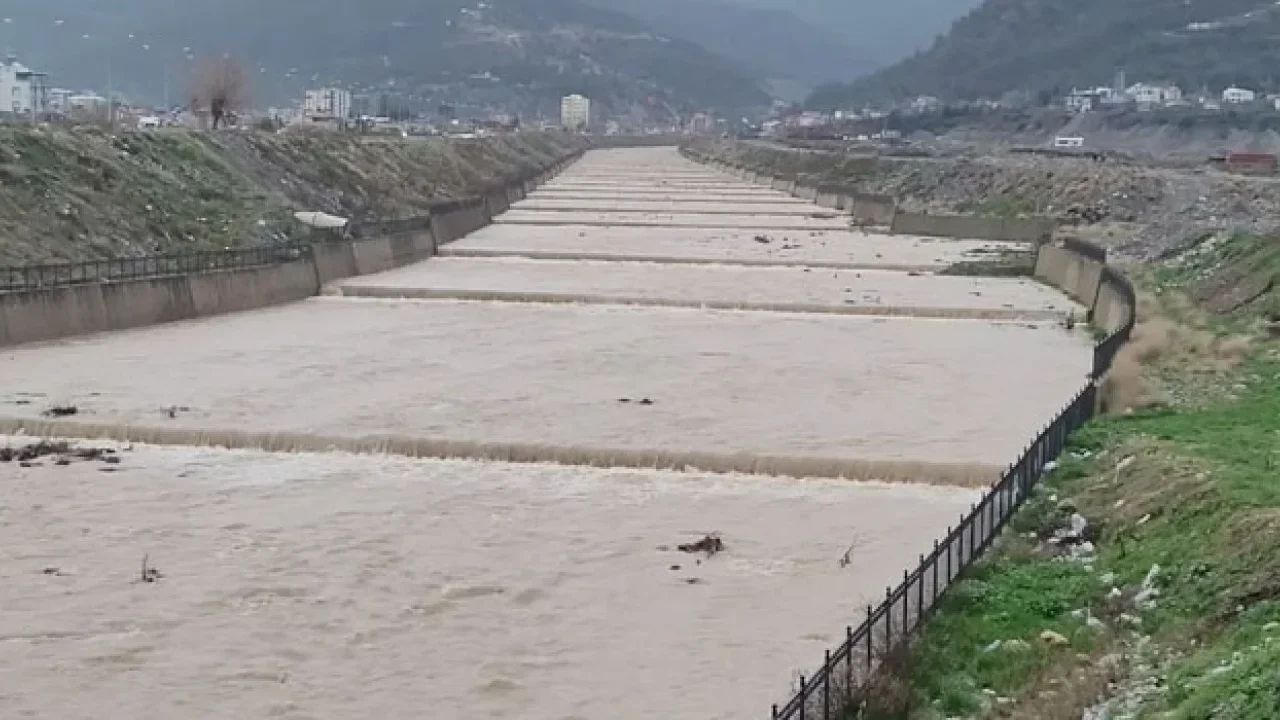 Karaçay Deresi’nde Su Seviyesi Yükseldi