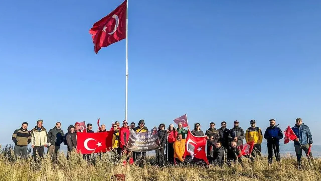 Kars Dağcıları Yahni Dağı’nda Zafer Coşkusunu Güçlendirdi
