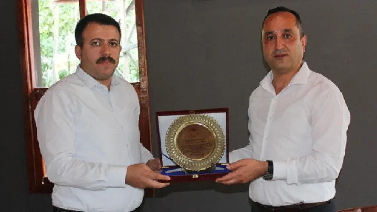 Kaymakam Kadir Yurdagül’den tayini çıkan personele plaket