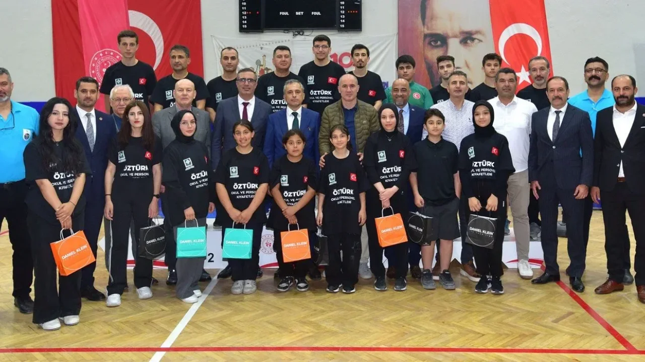 Masa Tenisi Turnuvasında 80 Sporcu Yarıştı
