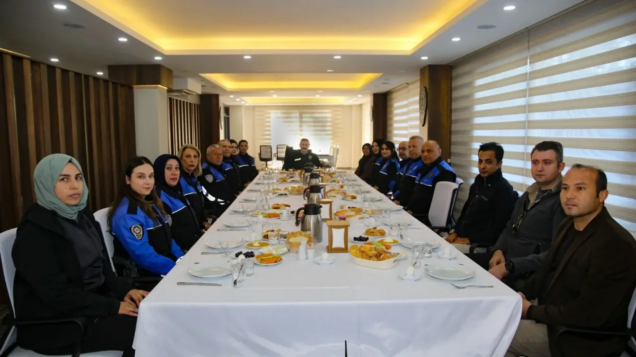 Mehmet Sarıbuva, Başarılı Personellere Teşekkür Belgesi Takdim Etti