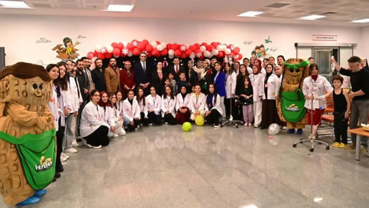 OKÜ, Hastanedeki Çocukların Yeni Yıl Sevincine Ortak Oldu
