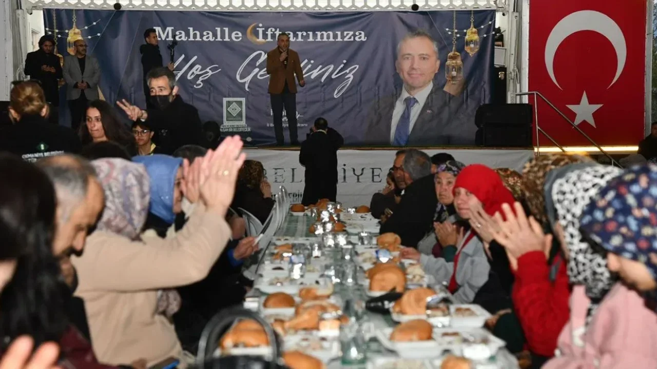 Osmaniye Belediyesi’nden Büyük Mahalle İftarı