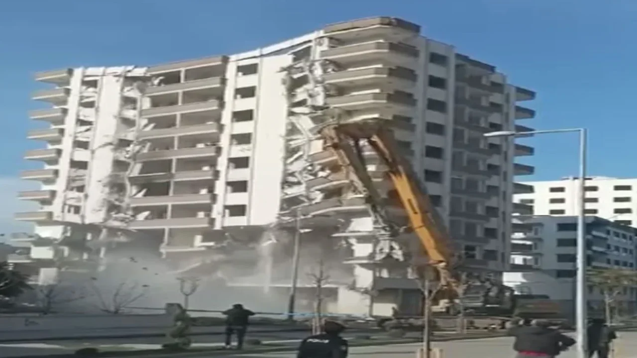 Osmaniye'de Ağır Hasarlı Bina Kontrollü Yıkıldı