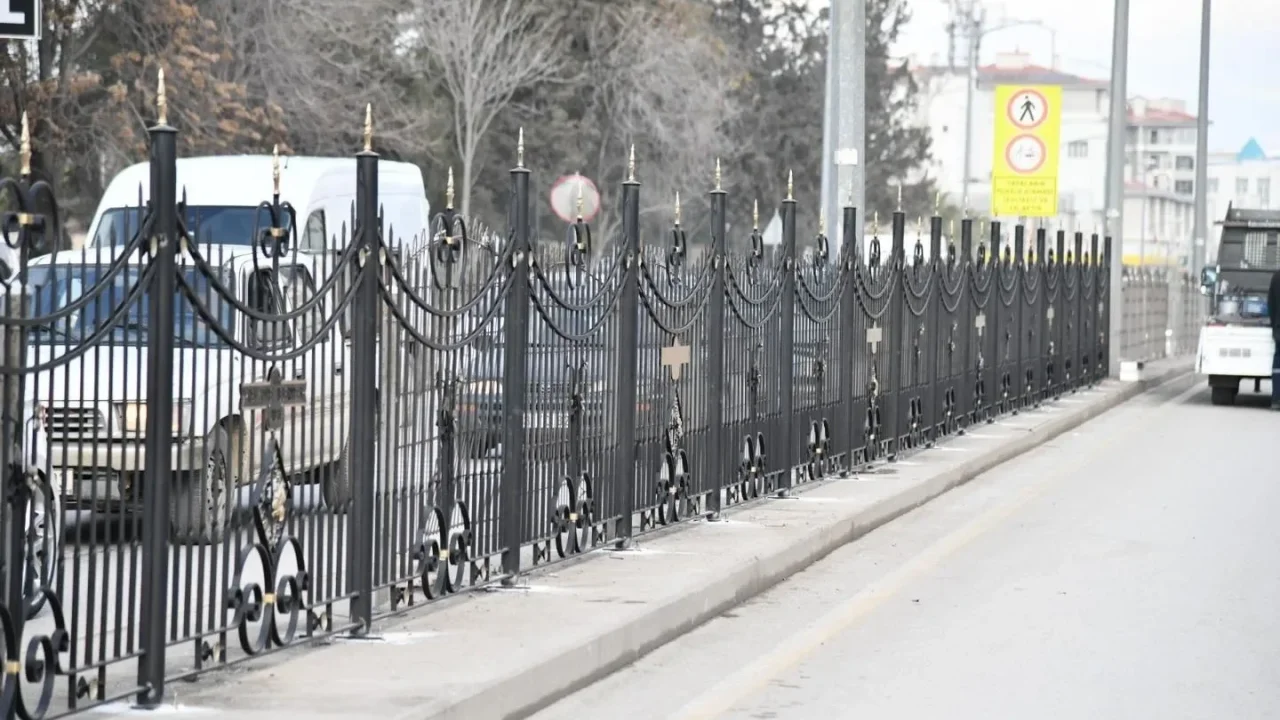 Osmaniye’de Altgeçide Ferforje Korkuluk Yapılıyor