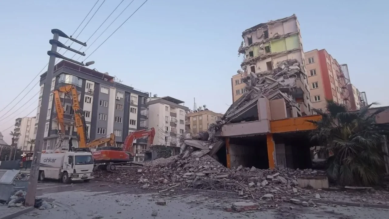 Osmaniye’de Hasarlı Binaların Yıkımı Hızla Devam Ediyor