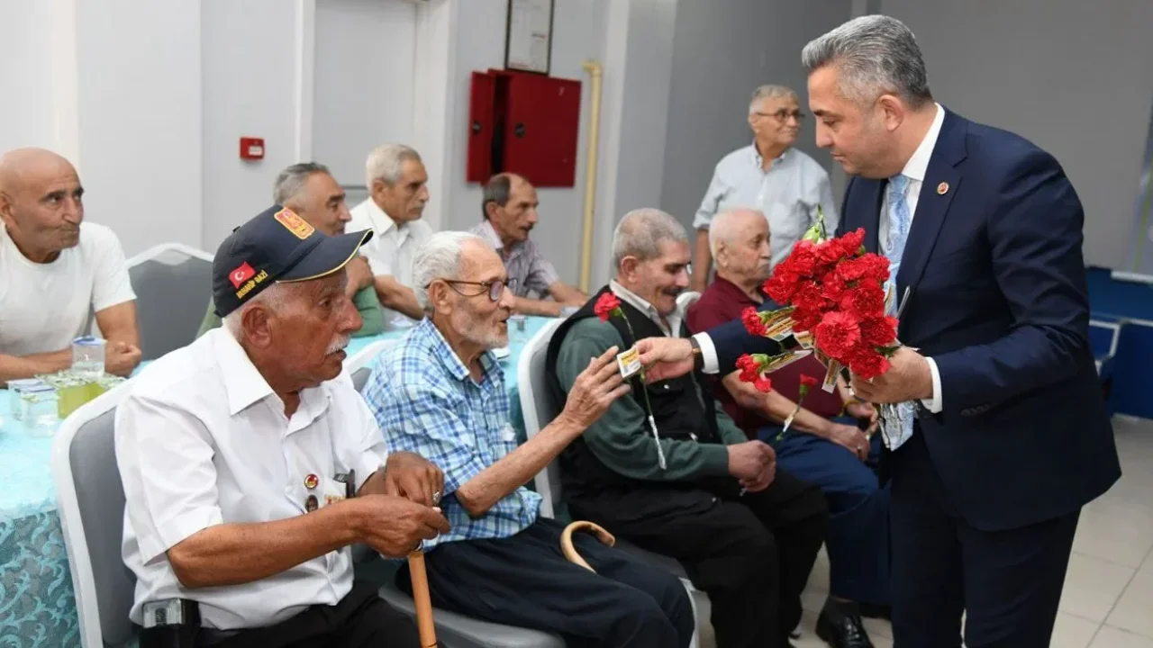 Osmaniye'de Huzurevinde Duygusal Kutlama