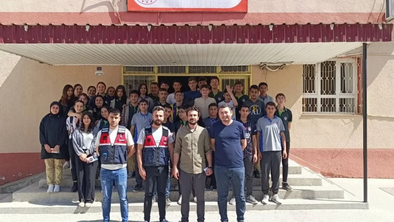 Osmaniye'de Jandarma, Öğrencilere Siber Tehditleri Anlattı