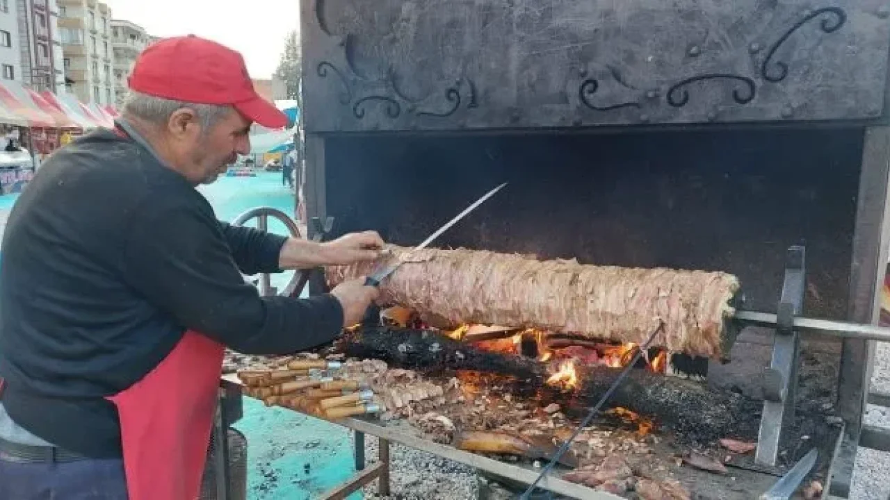 Osmaniye’de Lezzet Fuarı’nda Erzurum’un Cağ Kebabı İlgi Gördü