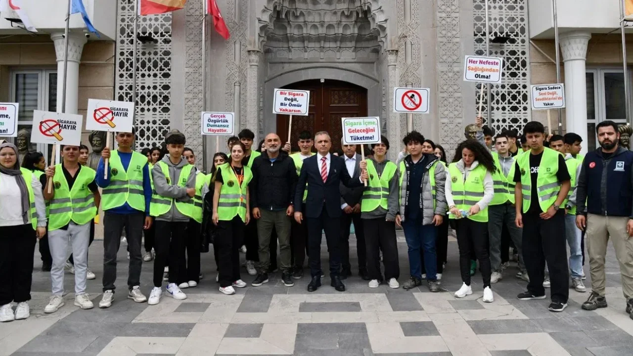 Osmaniye’de Öğrencilerden İzmarit Temizliği