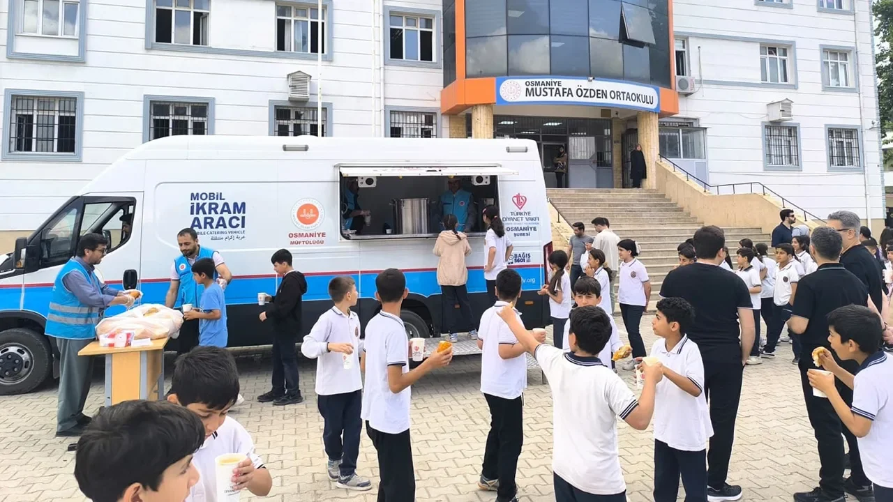 Osmaniye’de Öğrencilere Sıcak Çorba İkramı
