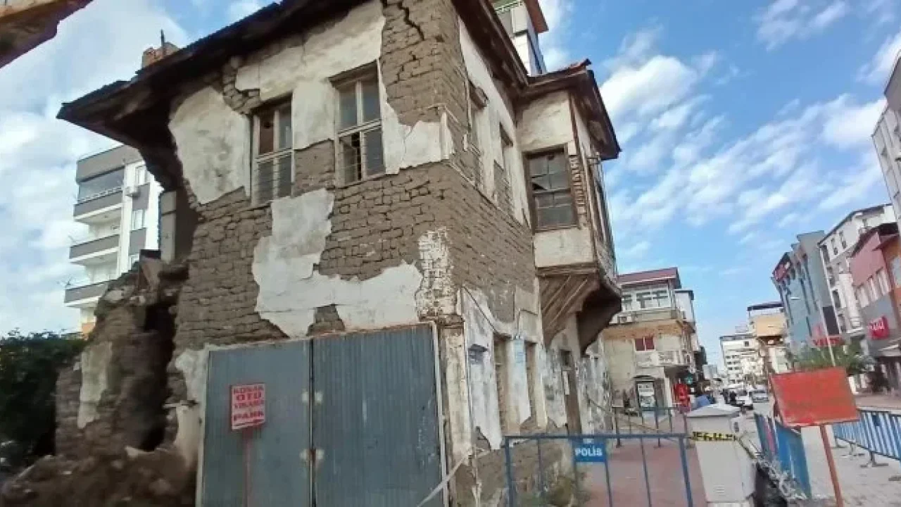 Osmaniye’de Tarihi Konak Yıkılma Tehlikesinde