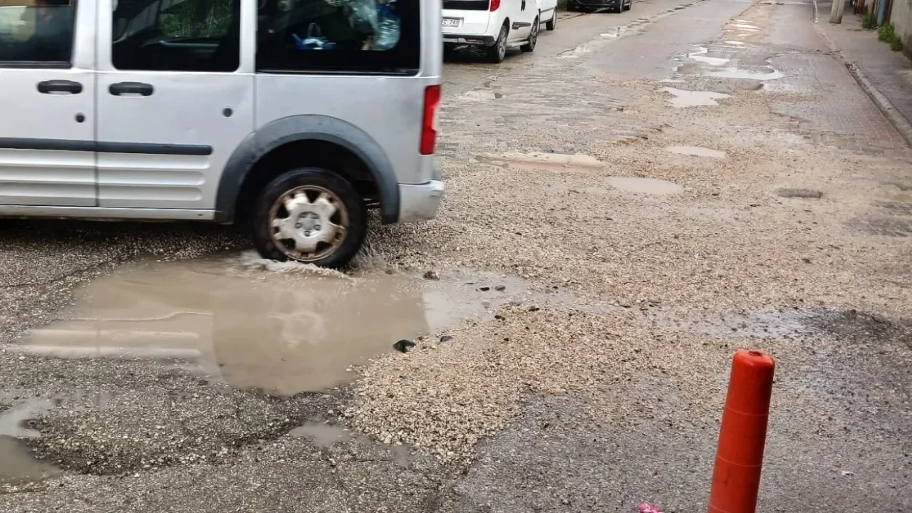 Osmaniye’de Yağmur, Yolları Geçit Vermeyecek Hale Getirdi