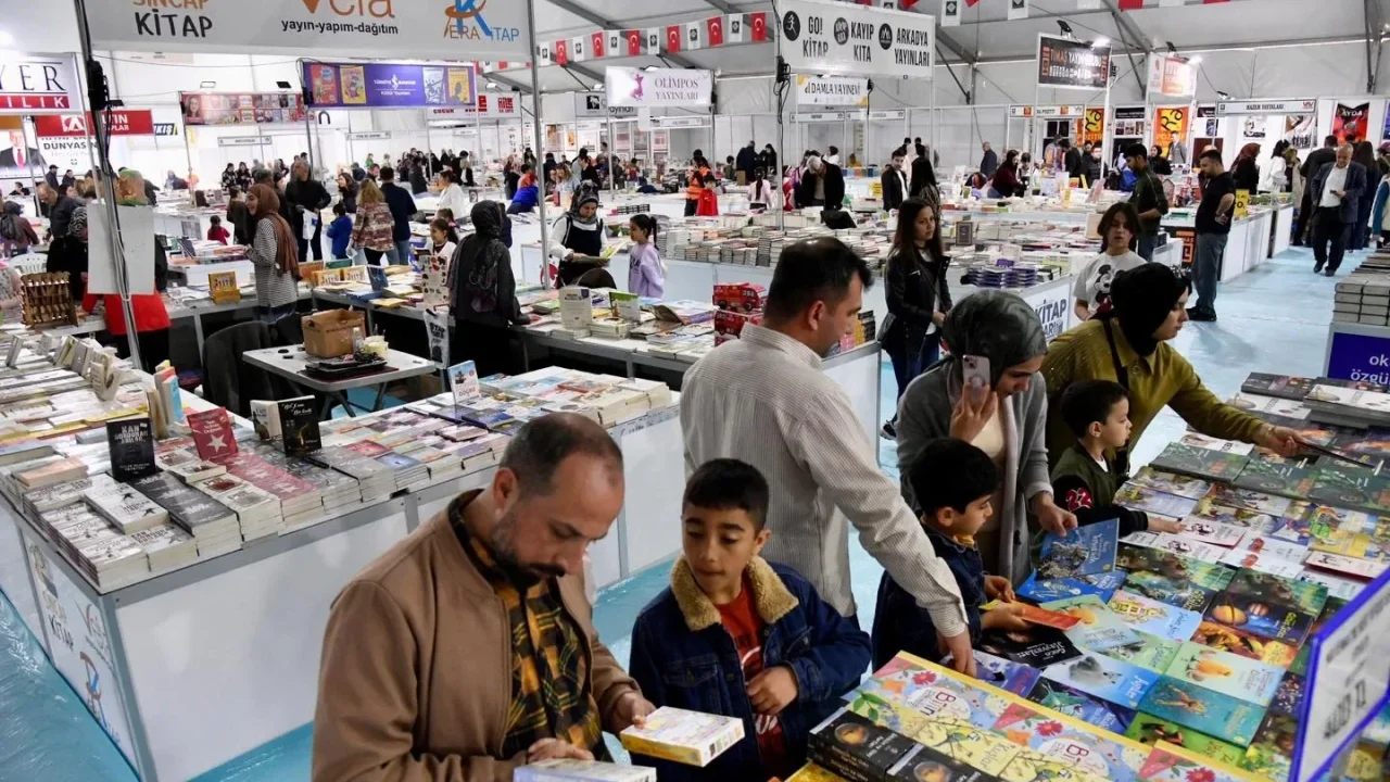 Osmaniye Kitap Fuarı Yoğun İlgiyle Açıldı
