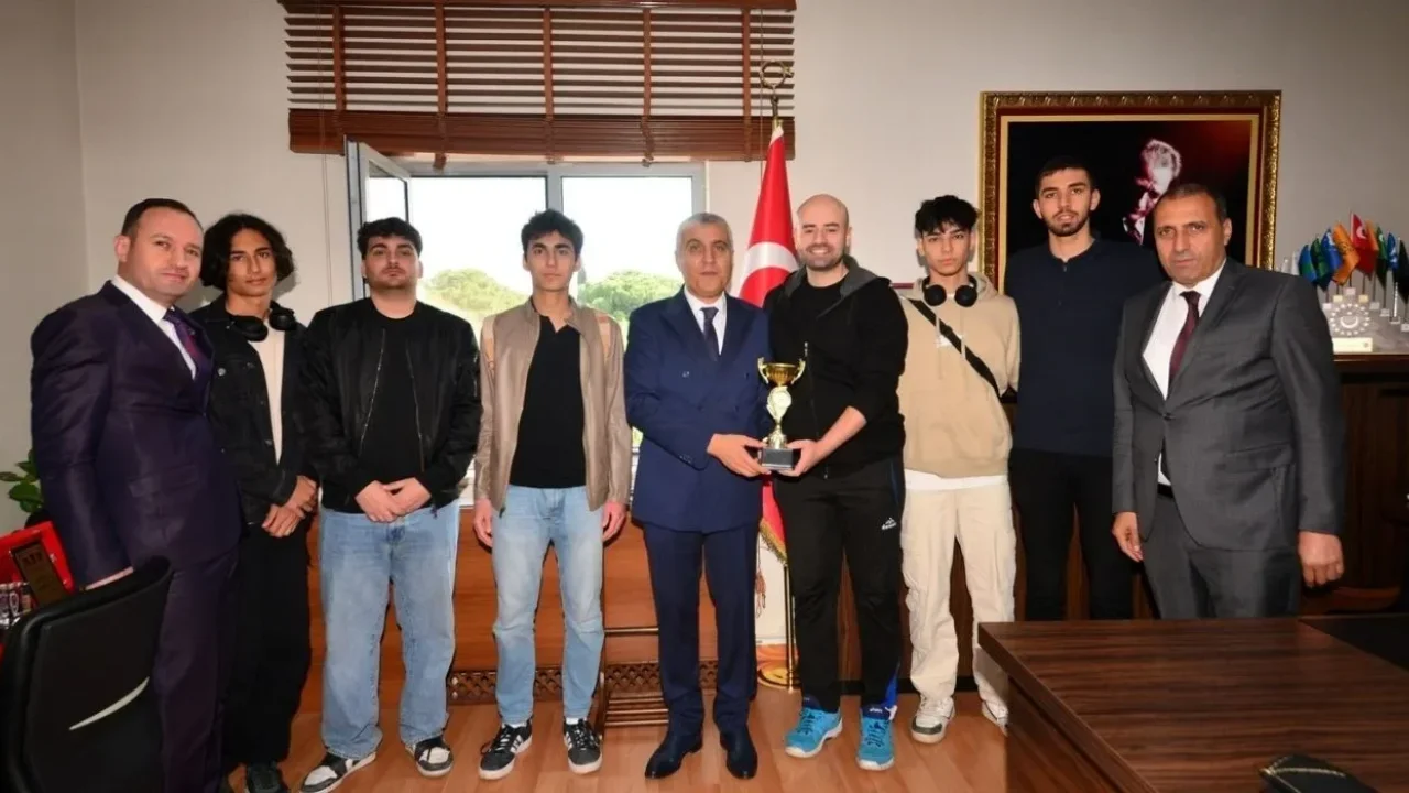 Osmaniye MEM Takımı Yeşilay Kupasını Aldı