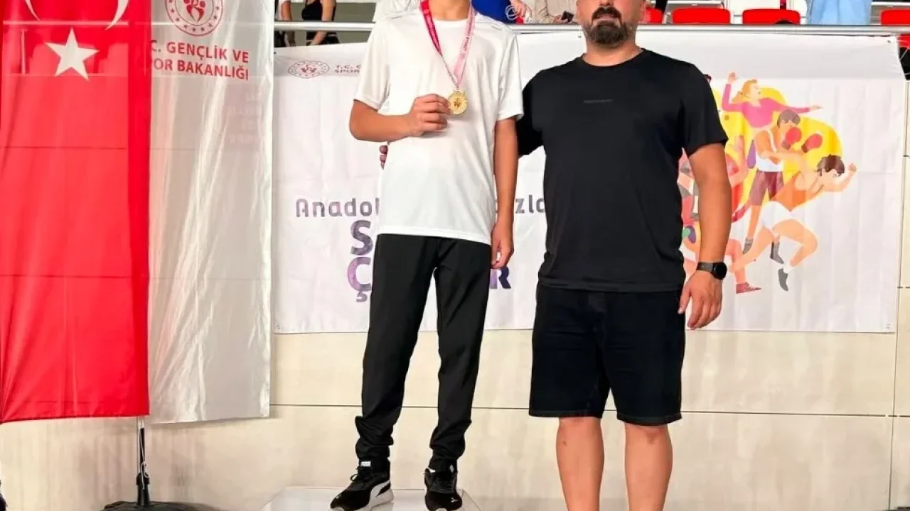 Osmaniyeli Yüzücü Berat Topkara Bölge Şampiyonu Oldu