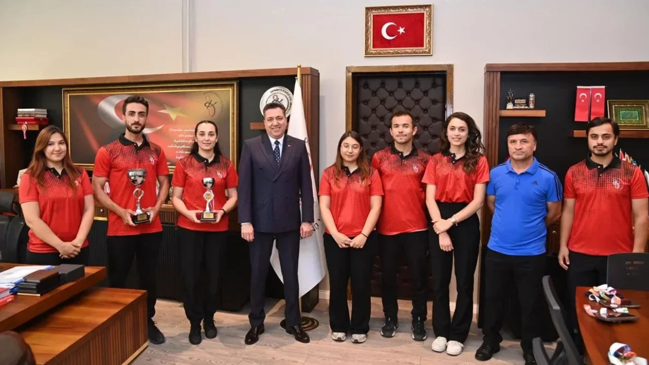 Şampiyon OKÜ Tenisçileri Kupayla Döndü