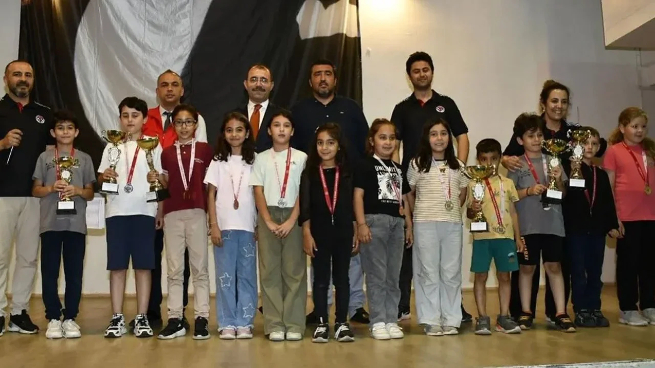 Kadirli'de Minikler Satranç Turnuvası Sona Erdi