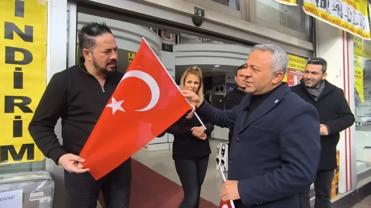 Serat Kılıç: Türk Bayrağı Milletin Onurudur