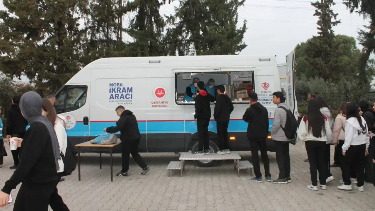 Soğuk Kış Günlerinde Sıcak Çorba İkramı