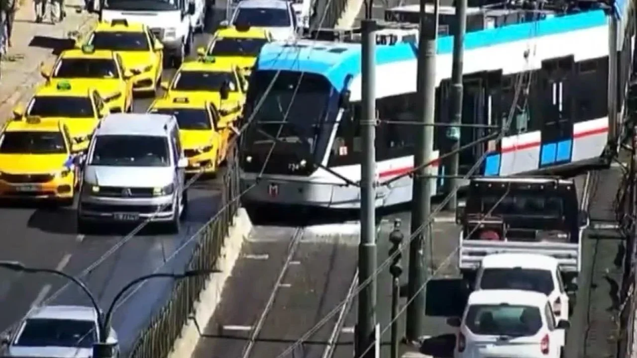 T1 Kabataş-Bağcılar hattında tramvay raydan çıktı