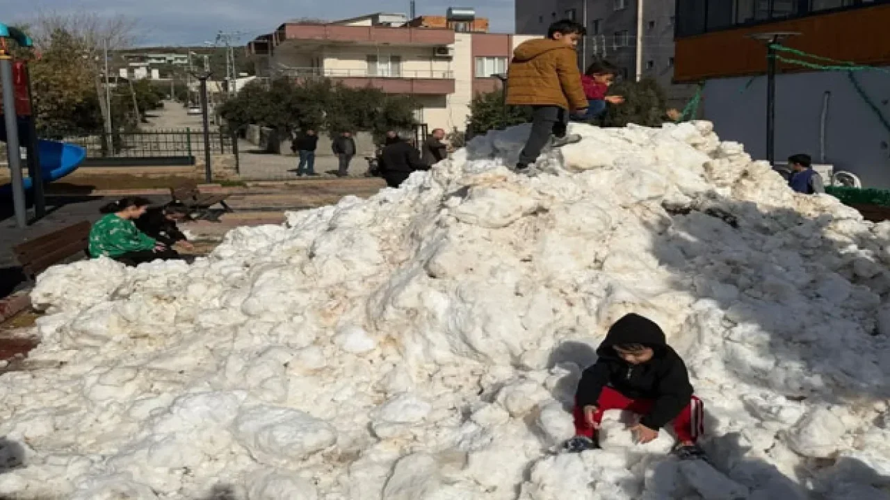 Toprakkale’de Kar Sürprizi: Çocuklar Doyasıya Eğlendi